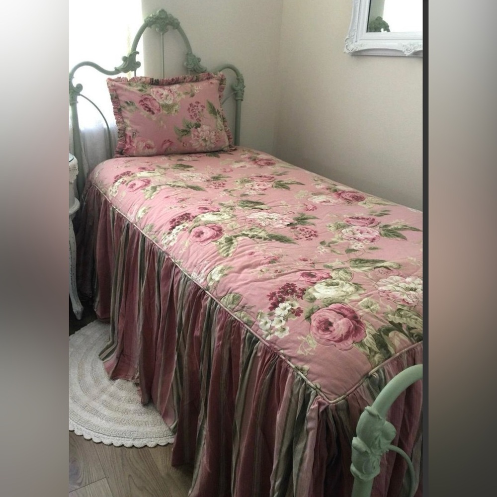 RARE / VTG Shabby Cottage
Chic Chris Madden / Full Size / 
Bedspread Ruffled